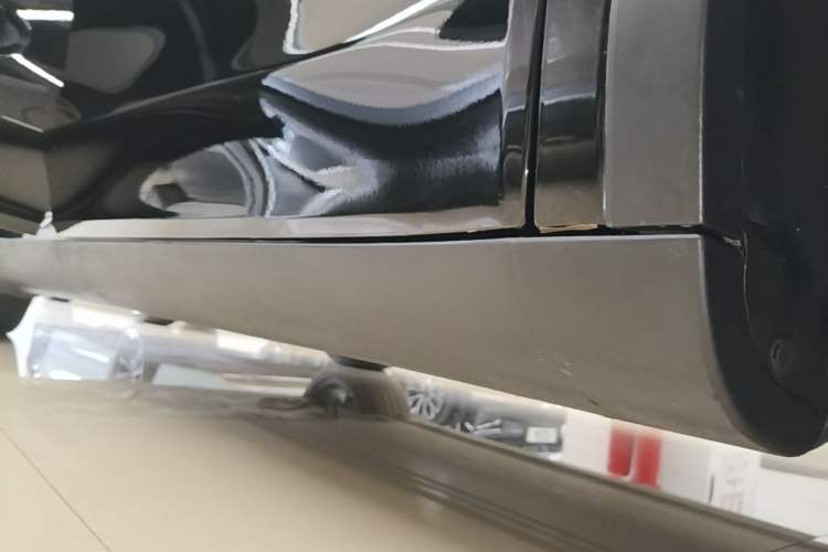 Used Tesla Model Y 2021 Standard Range Rear-Wheel Drive Version Right Side Sill