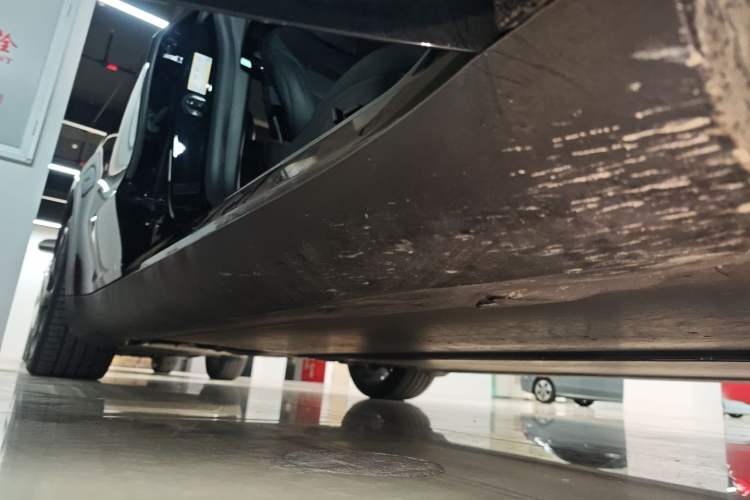 Used Tesla Model Y 2021 Standard Range Rear-Wheel Drive Version Right Side Sill