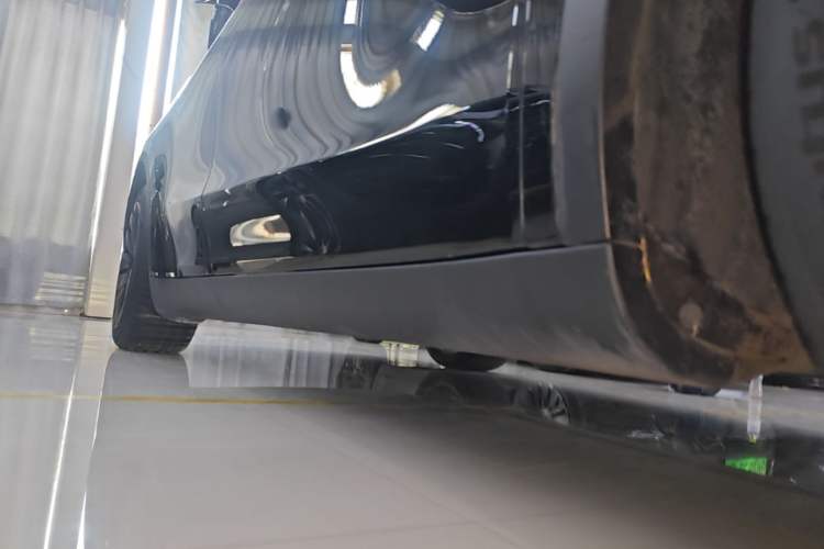 Used Tesla Model Y 2021 Standard Range Rear-Wheel Drive Version Right Side Sill