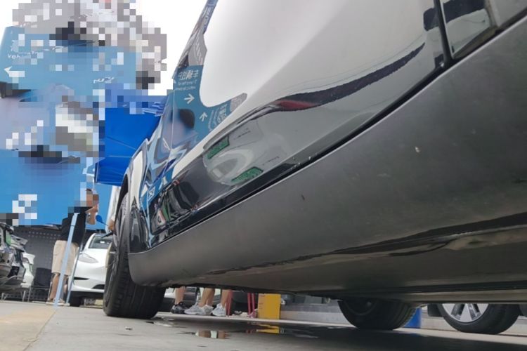 Used Tesla Model Y 2021 Long-Range All-Wheel-Drive Version 3D7 Right Side Sill