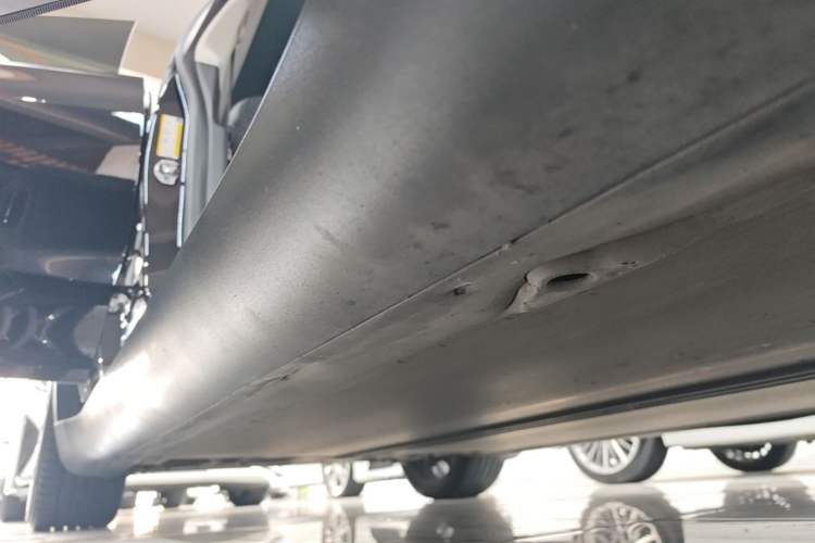 Used Tesla Model Y 2021 Standard Range Rear-Wheel Drive Version Right Side Sill