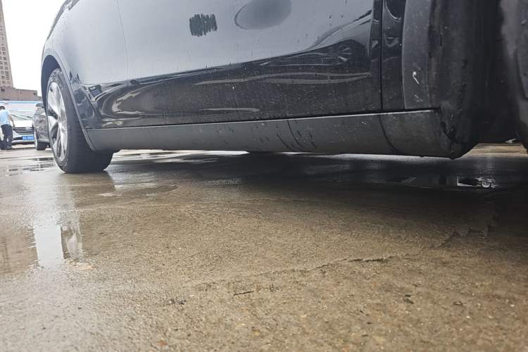 Used Tesla Model Y 2021 Standard Range Rear-Wheel Drive Version Right Side Sill
