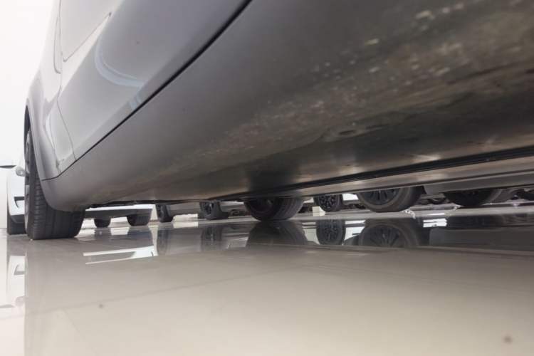 Used Tesla Model Y 2021 Standard Range Rear-Wheel Drive Version Right Side Sill