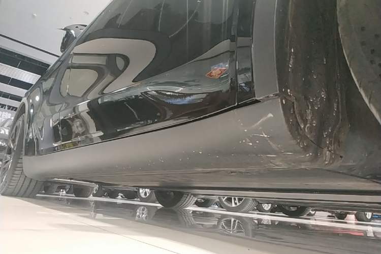 Used Tesla Model Y 2021 Standard Range Rear-Wheel Drive Version Right Side Sill