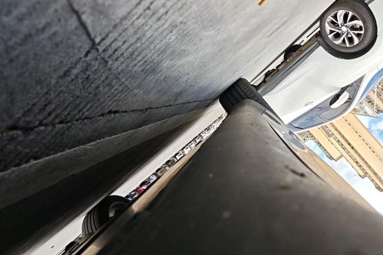 Used Tesla Model Y 2021 Long-Range All-Wheel-Drive Version Right Side Sill