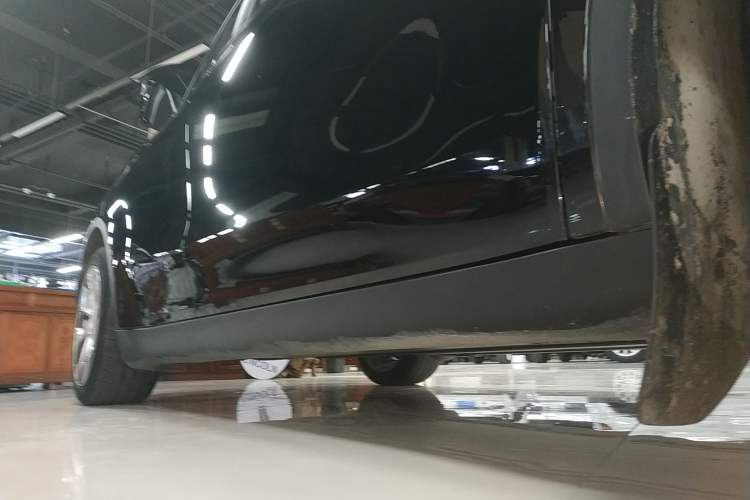 Used Tesla Model Y 2021 Standard Range Rear-Wheel Drive Version Right Side Sill