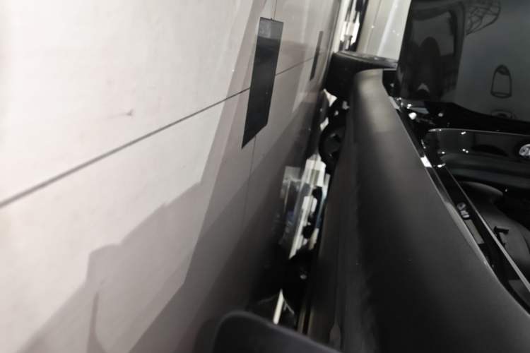 Used Tesla Model Y 2021 Standard Range Rear-Wheel Drive Version Right Side Sill
