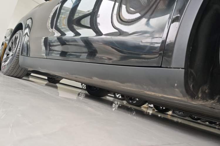 Used Tesla Model Y 2021 Long-Range All-Wheel-Drive Version 3D7 Right Side Sill