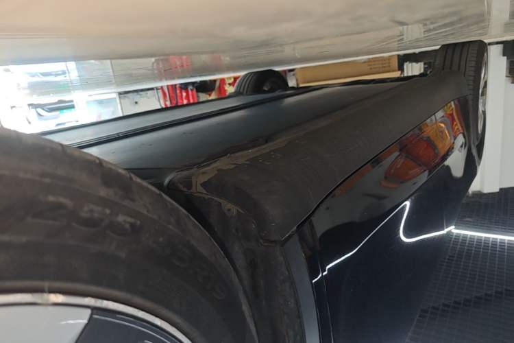 Used Tesla Model Y 2021 Long-Range All-Wheel-Drive Version Right Side Sill