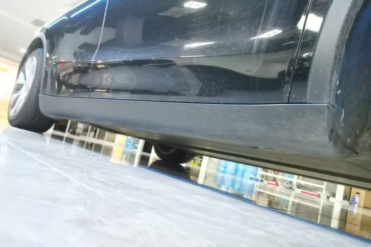 Used Tesla Model Y 2021 Standard Range Rear-Wheel Drive Version Right Side Sill