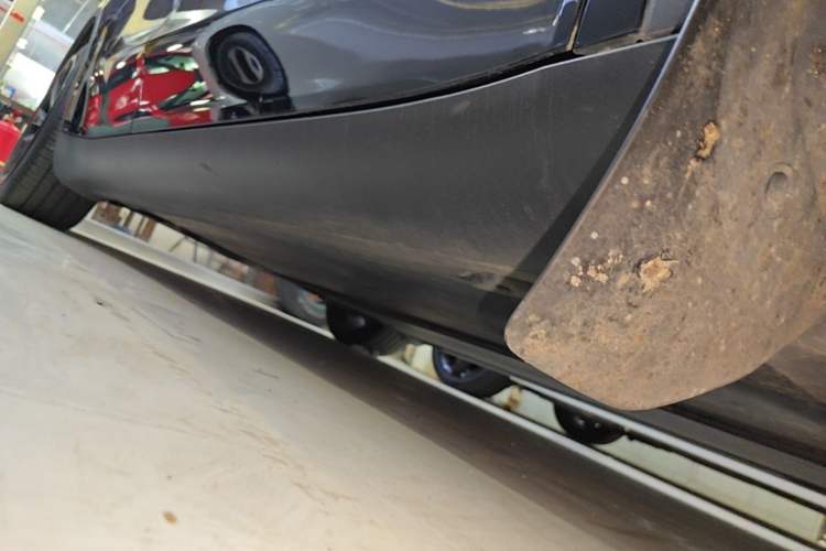 Used Tesla Model Y 2021 Standard Range Rear-Wheel Drive Version Right Side Sill