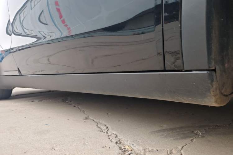 Used Tesla Model Y 2021 Standard Range Rear-Wheel Drive Version Right Side Sill