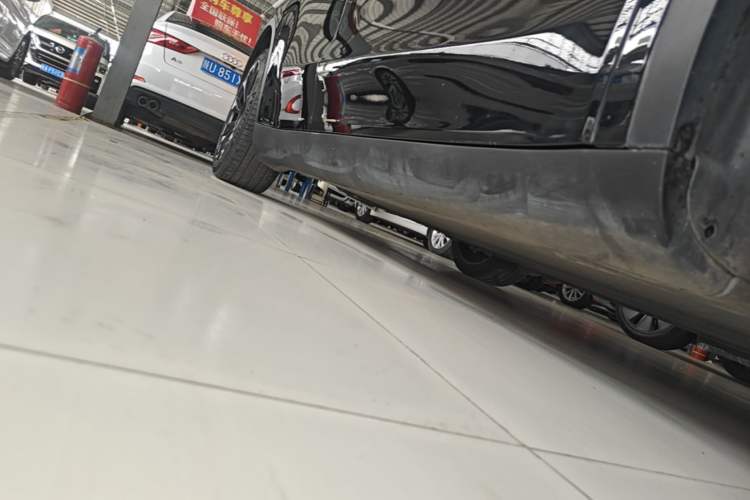 Used Tesla Model Y 2021 Long-Range All-Wheel-Drive Version 3D7 Right Side Sill