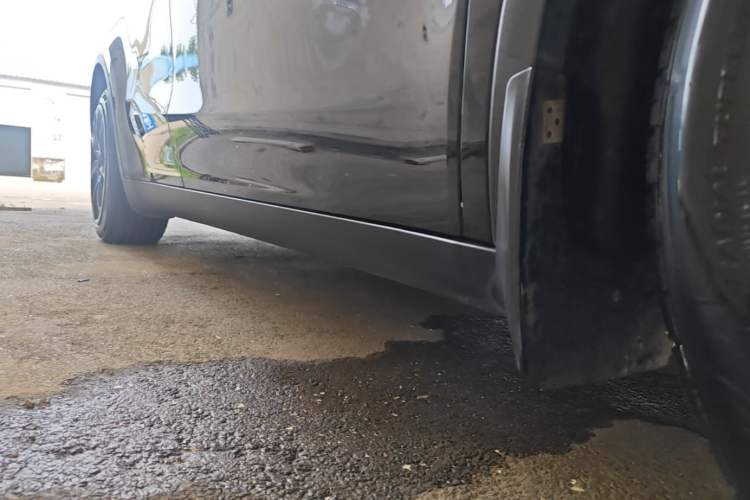 Used Tesla Model Y 2021 Long-Range All-Wheel-Drive Version Right Side Sill