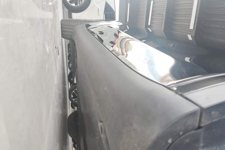 Used Tesla Model Y 2021 Standard Range Rear-Wheel Drive Version Right Side Sill