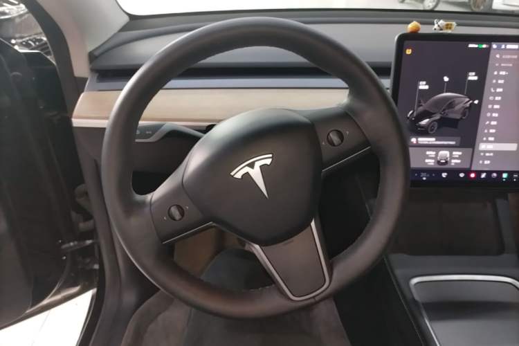 Used Tesla Model Y 2021 Long-Range All-Wheel-Drive Version Steering Wheel