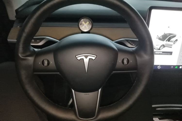 Used Tesla Model Y 2021 Long-Range All-Wheel-Drive Version Steering Wheel