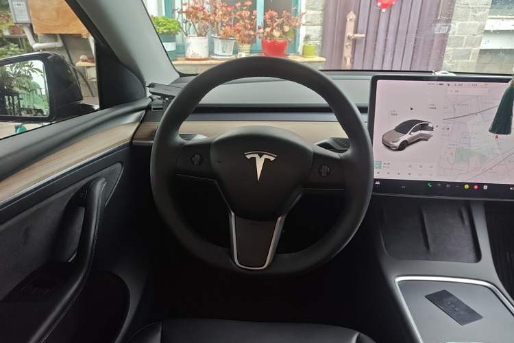 Used Tesla Model Y 2021 Long-Range All-Wheel-Drive Version 3D7 Steering Wheel