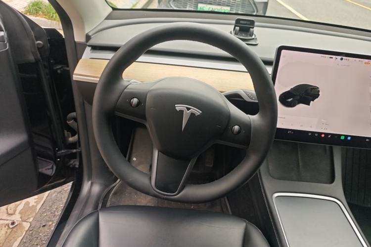 Used Tesla Model Y 2021 Standard Range Rear-Wheel Drive Version Steering Wheel