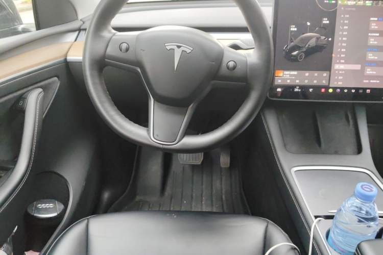 Used Tesla Model Y 2021 Standard Range Rear-Wheel Drive Version Steering Wheel