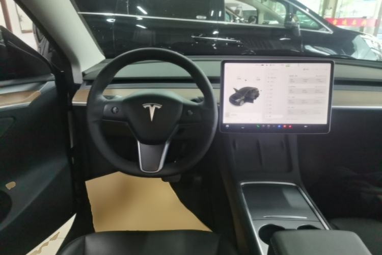 Used Tesla Model Y 2021 Long-Range All-Wheel-Drive Version Steering Wheel