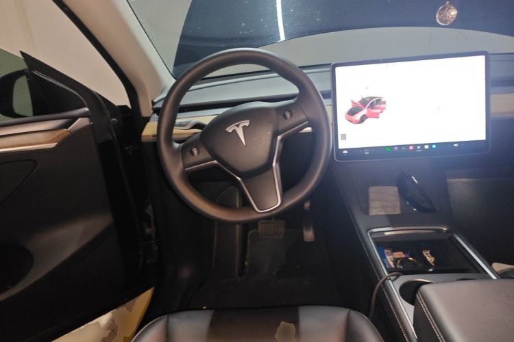 Used Tesla Model Y 2021 Long-Range All-Wheel-Drive Version Steering Wheel