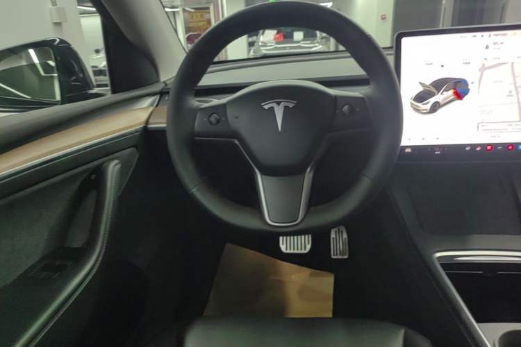 Used Tesla Model Y 2021 Standard Range Rear-Wheel Drive Version Steering Wheel