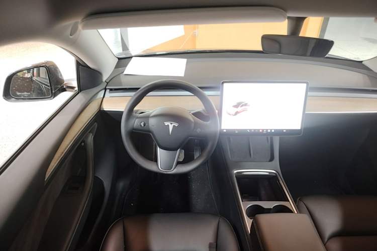 Used Tesla Model Y 2021 Long-Range All-Wheel-Drive Version Steering Wheel