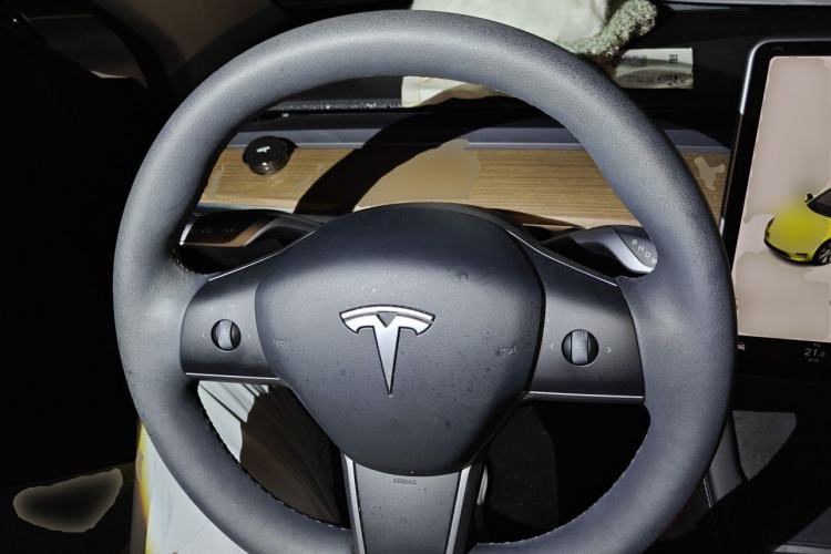 Used Tesla Model Y 2021 Long-Range All-Wheel-Drive Version Steering Wheel