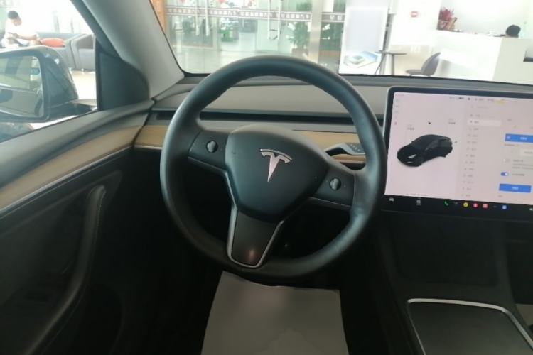 Used Tesla Model Y 2021 Long-Range All-Wheel-Drive Version Steering Wheel