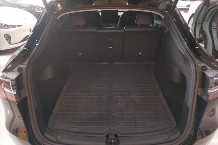 Used Tesla Model Y 2021 Long-Range All-Wheel-Drive Version Trunk