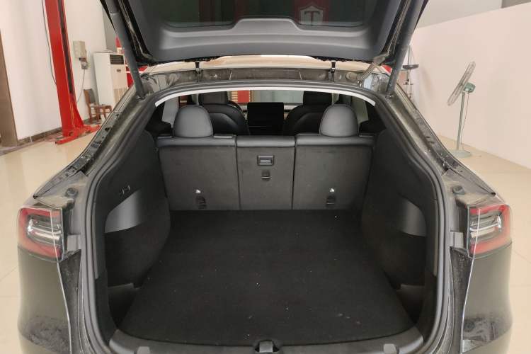 Used Tesla Model Y 2021 Long-Range All-Wheel-Drive Version 3D7 Trunk