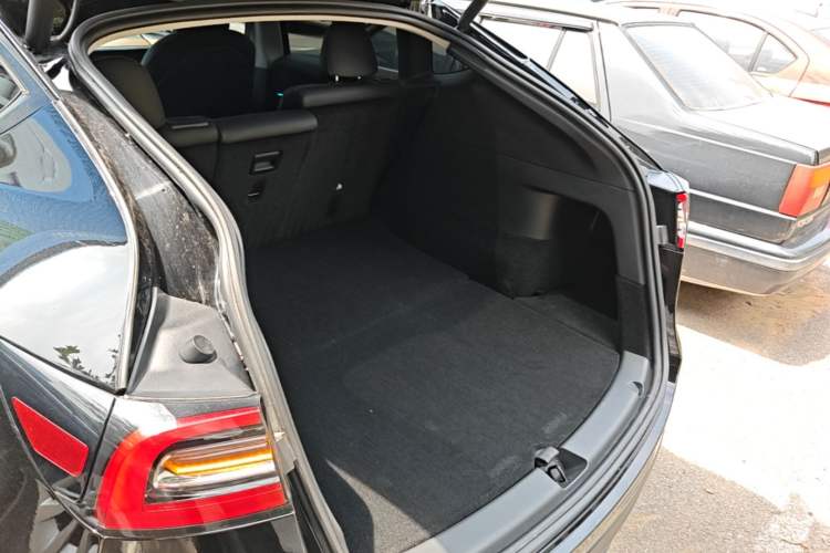 Used Tesla Model Y 2021 Long-Range All-Wheel-Drive Version Trunk