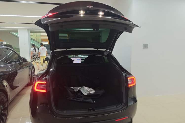 Used Tesla Model Y 2021 Standard Range Rear-Wheel Drive Version Trunk