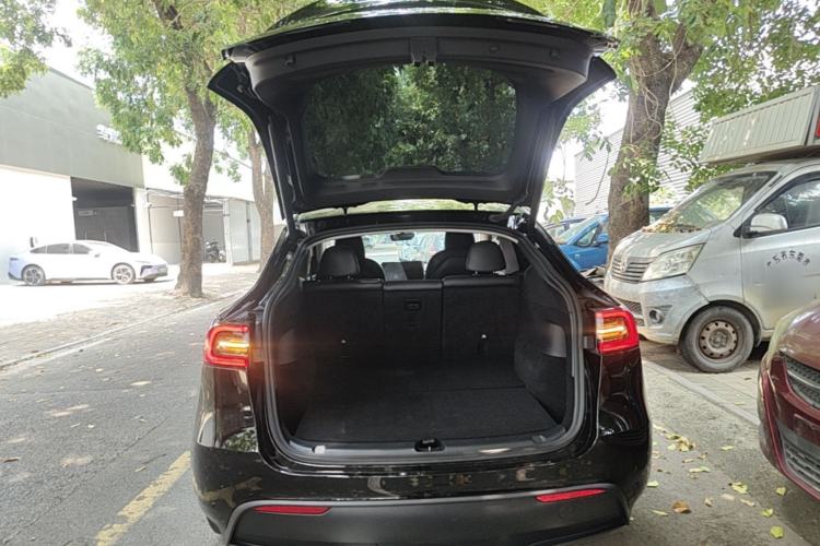Used Tesla Model Y 2021 Standard Range Rear-Wheel Drive Version Trunk