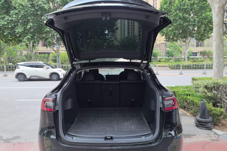 Used Tesla Model Y 2021 Standard Range Rear-Wheel Drive Version Trunk