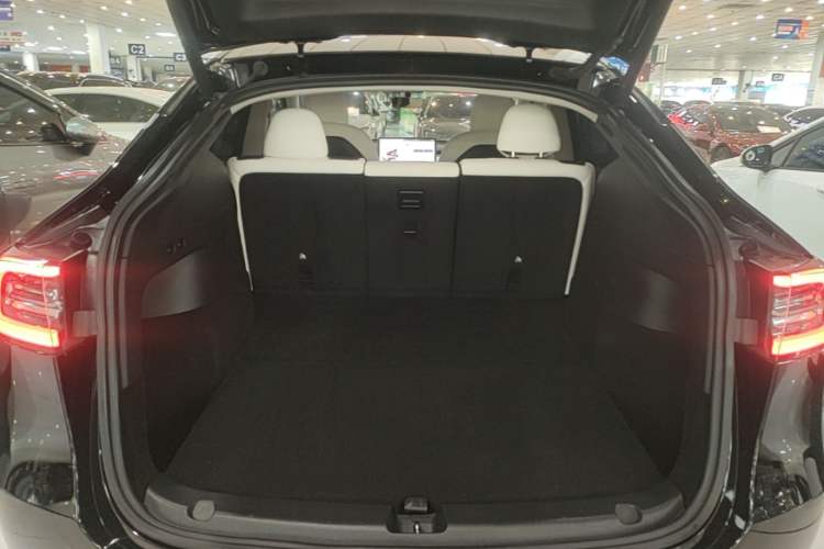 Used Tesla Model Y 2021 Standard Range Rear-Wheel Drive Version Trunk