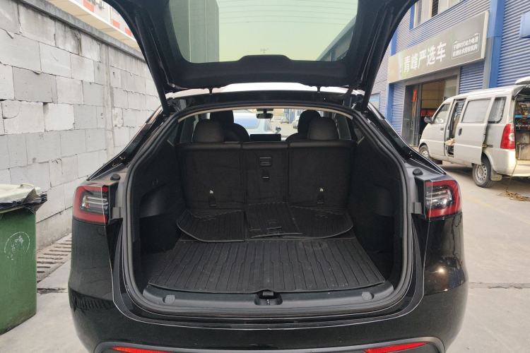 Used Tesla Model Y 2021 Long-Range All-Wheel-Drive Version 3D7 Trunk