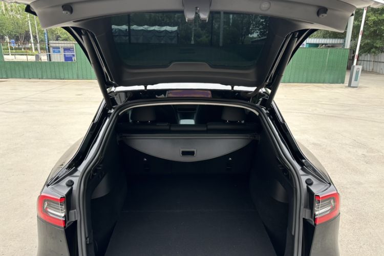 Used Tesla Model Y 2021 Long-Range All-Wheel-Drive Version 3D7 Trunk