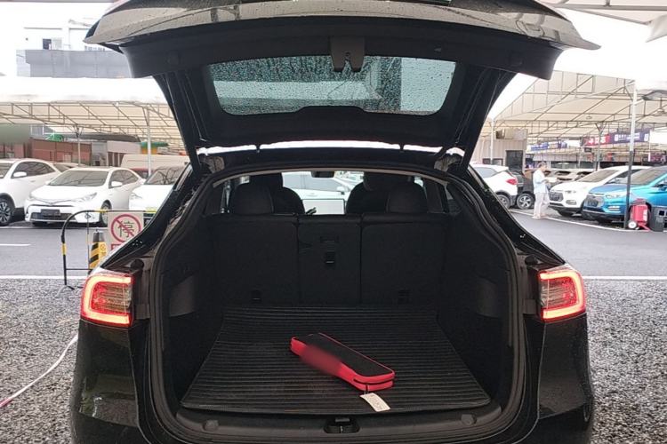 Used Tesla Model Y 2021 Standard Range Rear-Wheel Drive Version Trunk