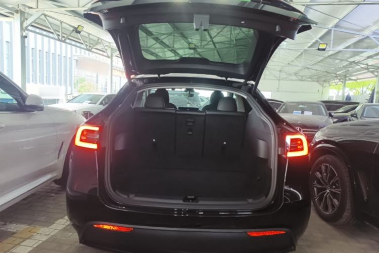 Used Tesla Model Y 2021 Standard Range Rear-Wheel Drive Version Trunk