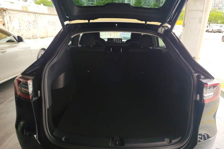 Used Tesla Model Y 2021 Long-Range All-Wheel-Drive Version Trunk