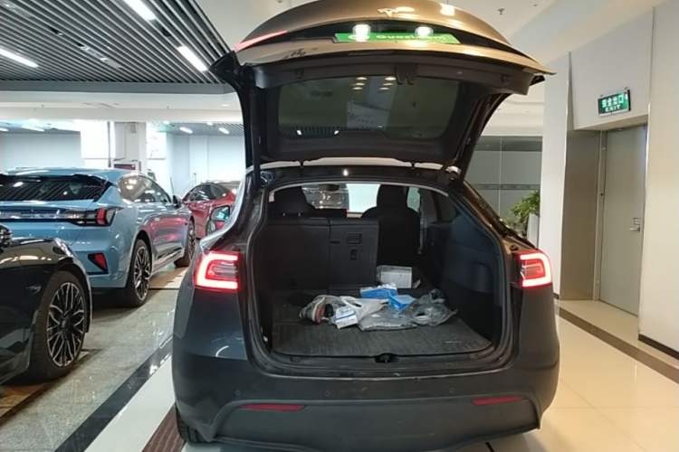 Used Tesla Model Y 2021 Long-Range All-Wheel-Drive Version Trunk