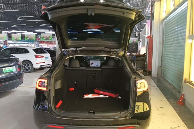 Used Tesla Model Y 2021 Standard Range Rear-Wheel Drive Version Trunk