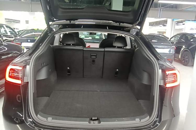 Used Tesla Model Y 2021 Standard Range Rear-Wheel Drive Version Trunk