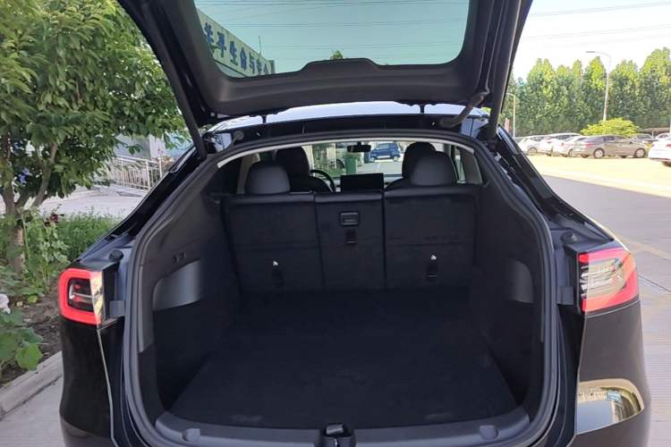 Used Tesla Model Y 2021 Standard Range Rear-Wheel Drive Version Trunk
