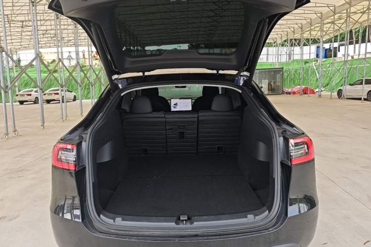 Used Tesla Model Y 2021 Standard Range Rear-Wheel Drive Version Trunk