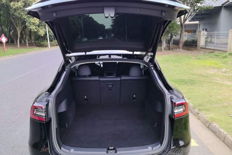 Used Tesla Model Y 2021 Long-Range All-Wheel-Drive Version Trunk
