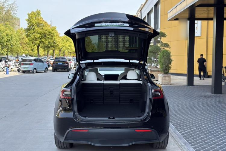 Used Tesla Model Y 2021 Long-Range All-Wheel-Drive Version Trunk