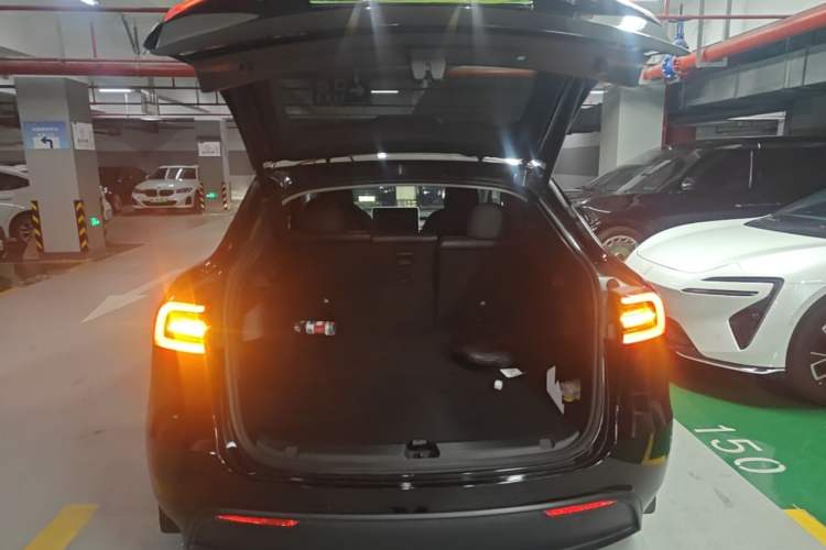 Used Tesla Model Y 2021 Long-Range All-Wheel-Drive Version Trunk